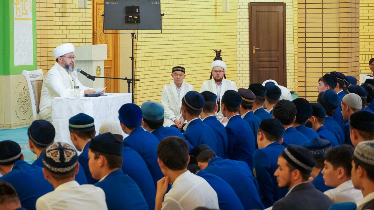 Қазақстан мұсылмандары діни басқармасының төрағасы Наурызбай қажы Тағанұлы Түркістан облысына барған сапарында «Сарыағаш» медресе-колледжінің студенттерімен кездесті. post thumbnail image